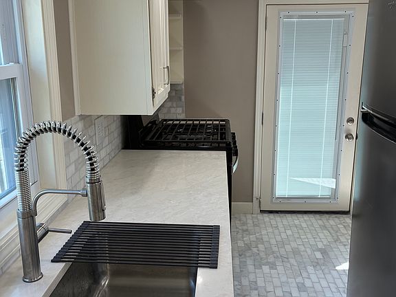 5th image of 418 N Locust St