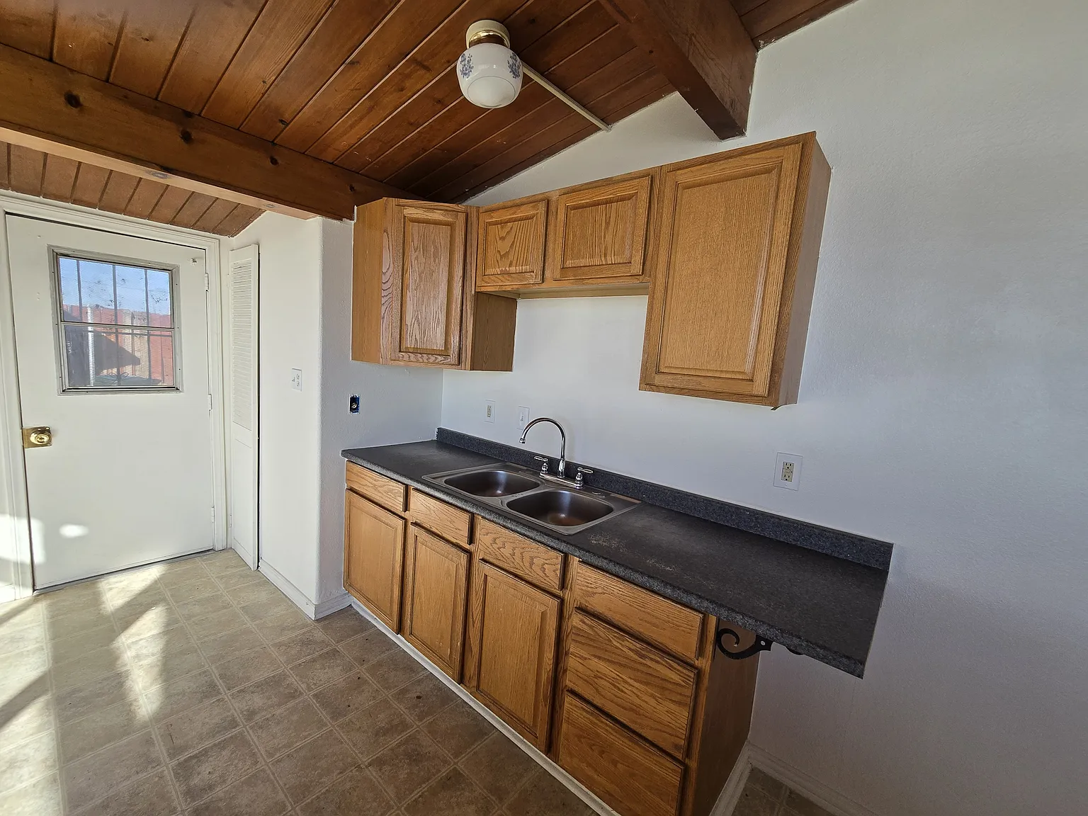 2 bed, 1000 sqft, $1,550 — Photo 3