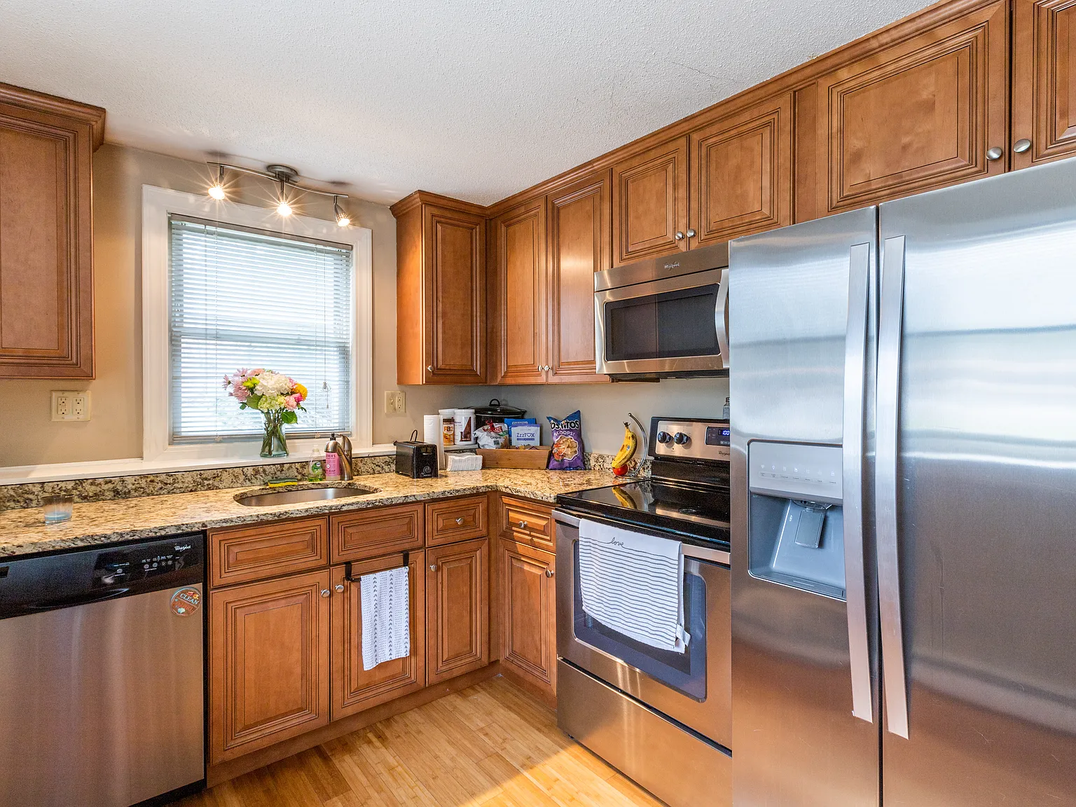 2 bed, 800 sqft, $2,200 — Photo 2
