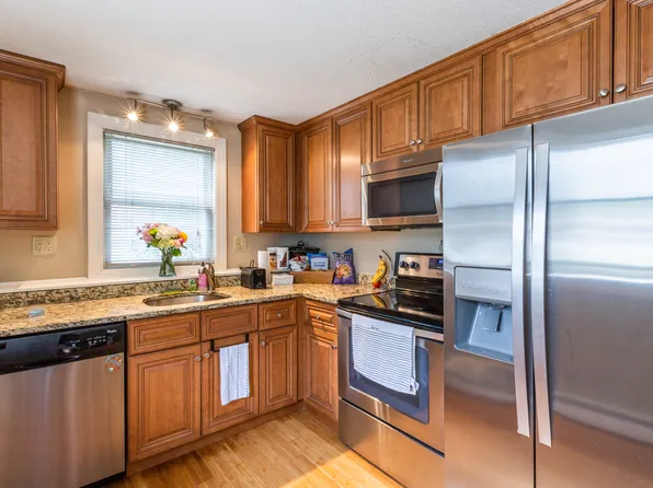 15 Woodland Dr APT 17, Litchfield, NH 03052