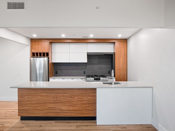 4th image of 3707 Blackstone Ave #802