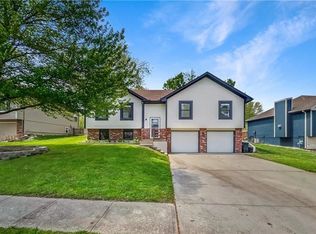 3824 SW Windsong Dr, Lees Summit, MO 64082