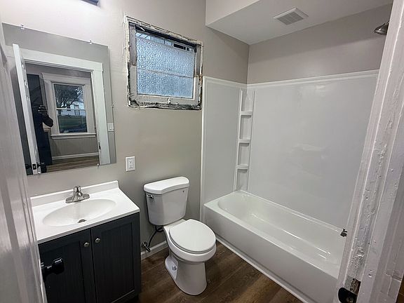 5th image of 3138 Seymour Ave