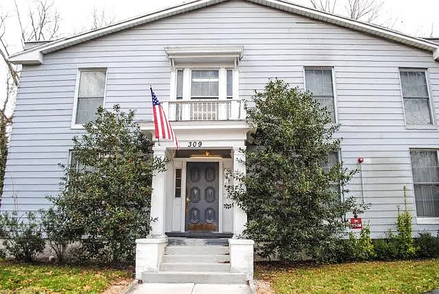 1 bed, $995 — Photo 1
