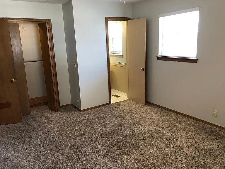 3613 N Drexel Blvd — Photo 18