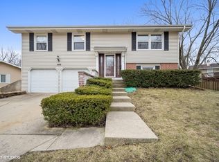 1485 Rosedale Ln, Hoffman Estates, IL 60169