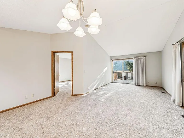 1913 Eastridge Ct — Photo 2