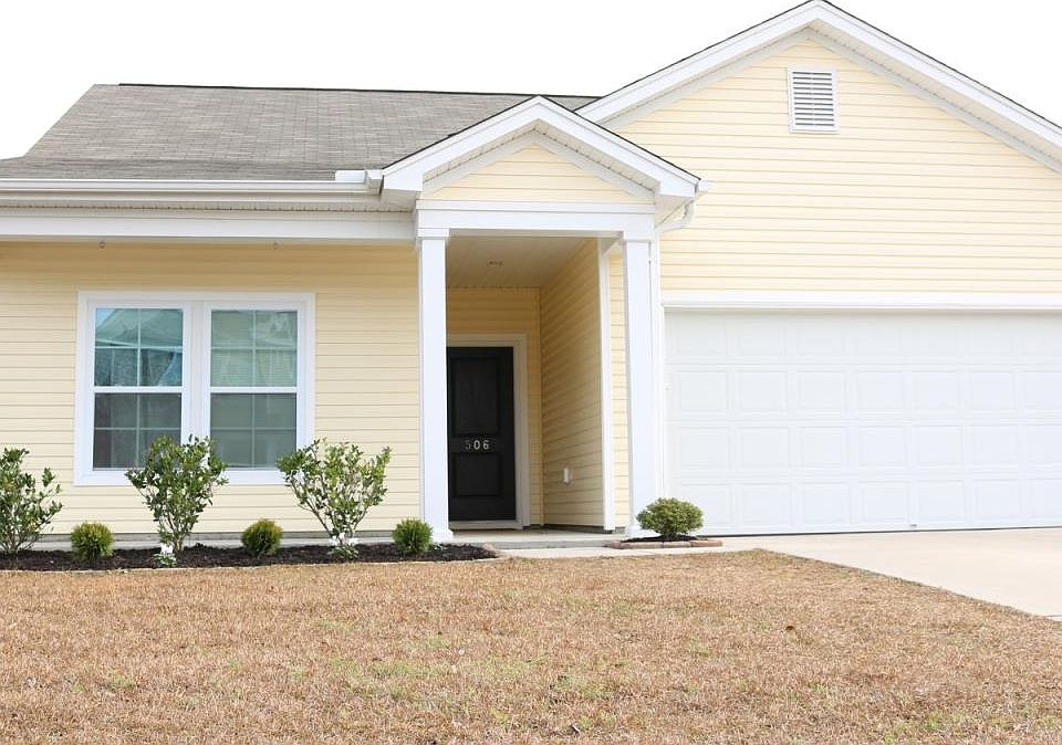 Front of home, view centered