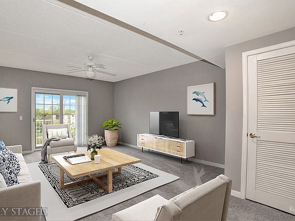 Large Living Area Gorgeous views to Balcony! Fantastic area to entertain !