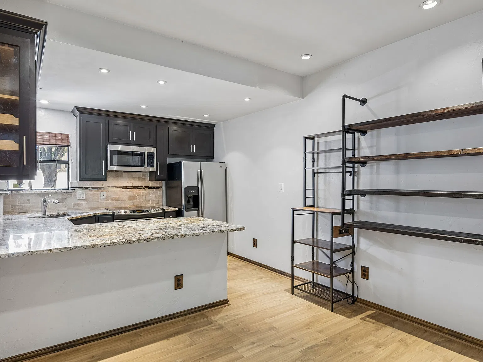2 bed, 1147 sqft, $2,250 — Photo 3