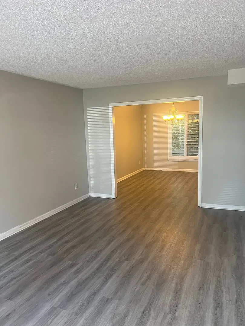 Spacious 3 Bedroom Townhome — Photo 3