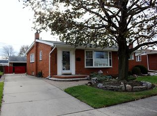 18116 Winsome Rd, Fraser, MI 48026