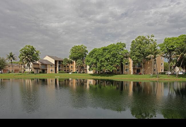 2nd image of 451 Palm Cir W