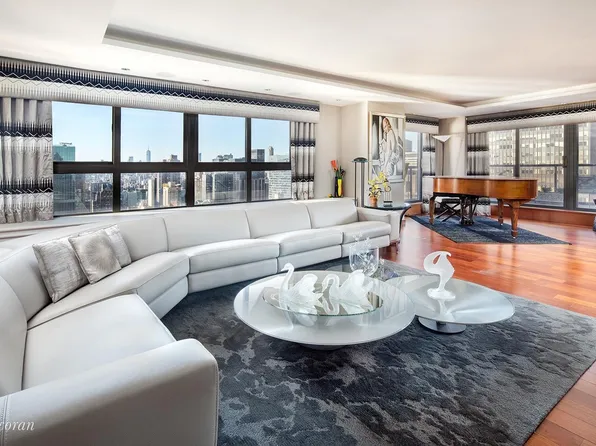 100 United Nations Plaza image 1 of 22