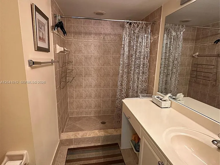 619 E Sheridan St #105 — Photo 12