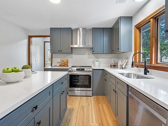 4th image of 89 Sugarloaf St