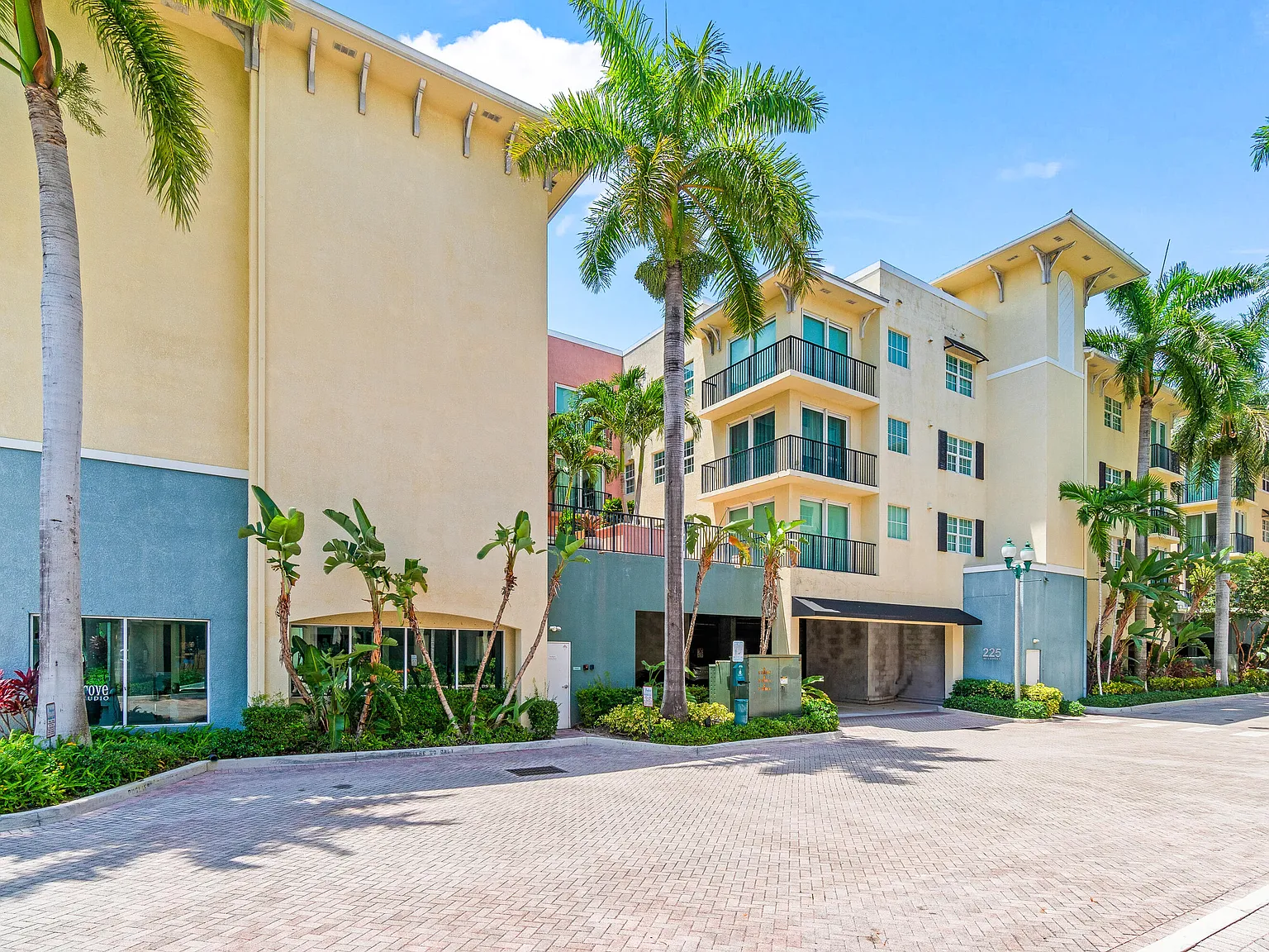 3 bed, 2.0 bath, 1770 sqft, $5,000 — Photo 2
