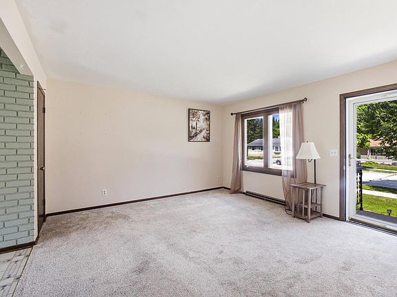 4th image of 1367 Balsam PLACE