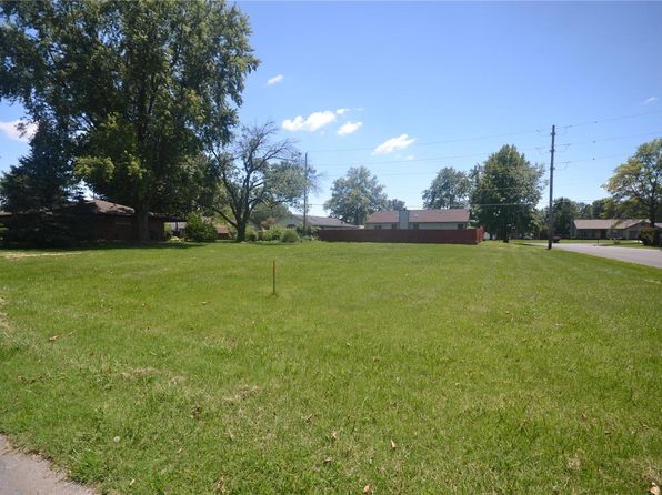 22 Elizabeth Dr, Belleville, IL 62226