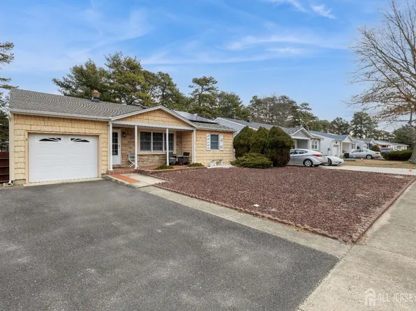 24 Edgewater Dr, Toms River, NJ 08757