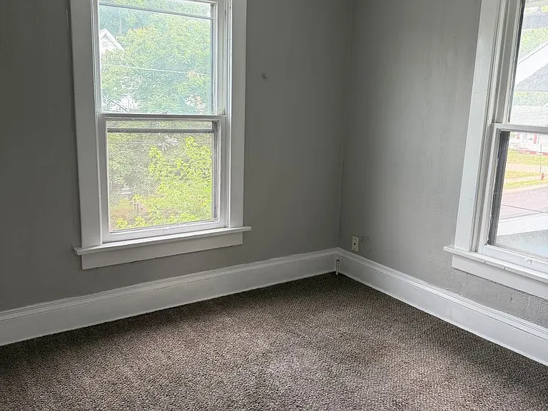 1615 Rowland Ave NE — Photo 8