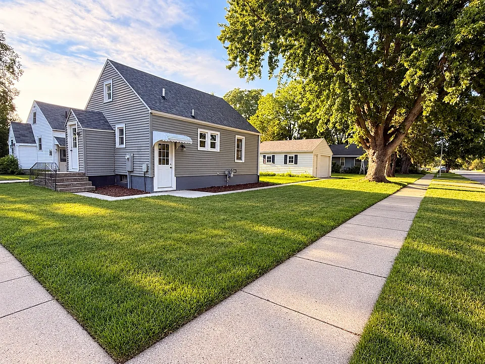 121 7th St SE