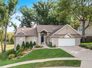 1963 Brown Deer Trl, Coralville, IA 52241