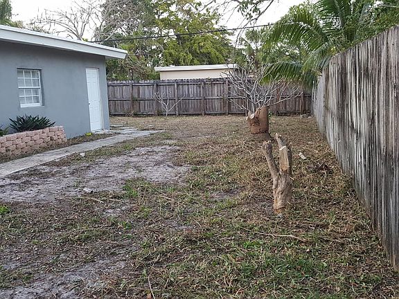 Huge Backyard ideal for having pet