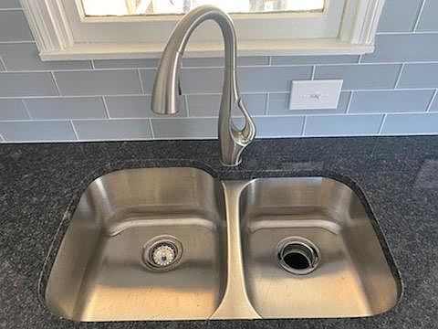 Kitchen sink & garbage disposal