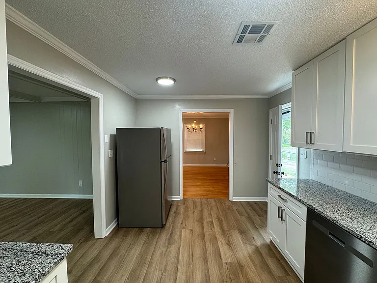 2434 Oxford Dr — Photo 10