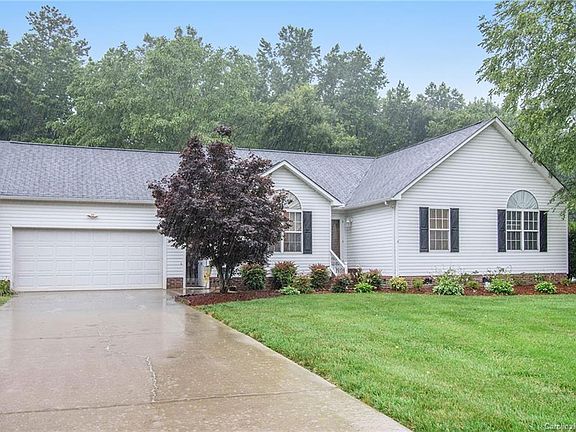 3rd image of 165 Cloverdale Dr
