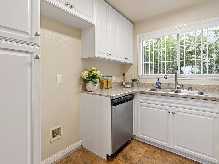 5500 Owensmouth Ave #331 — Photo 14