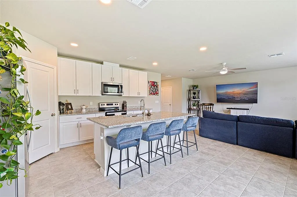 3 bed, 2.5 bath, 1968 sqft, $2,650 — Photo 4