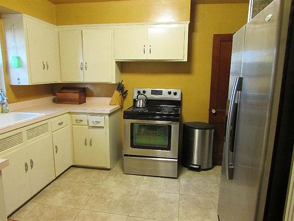 3rd image of 718 Broadmoor Dr