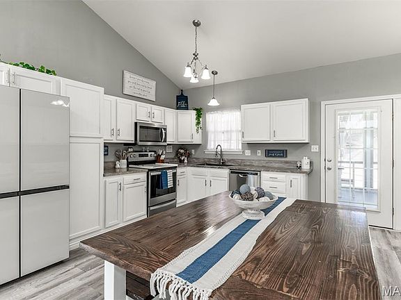 5th image of 17 Concord Dr