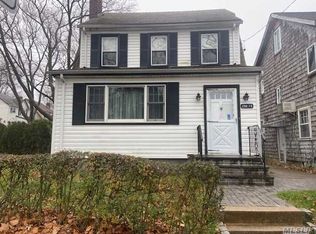 25618 Pembroke Ave, Great Neck, NY 11020