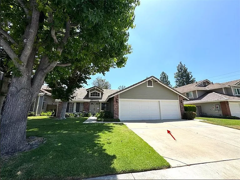 910 N Walnut Ave — Photo 2