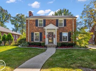 1183 Hawthorne Rd, Grosse Pointe Woods, MI 48236
