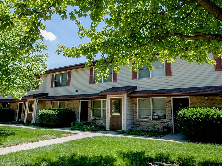 707 Golfcrest Rd S — Photo 1