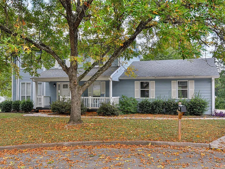 202 Holden Dr — Photo 2