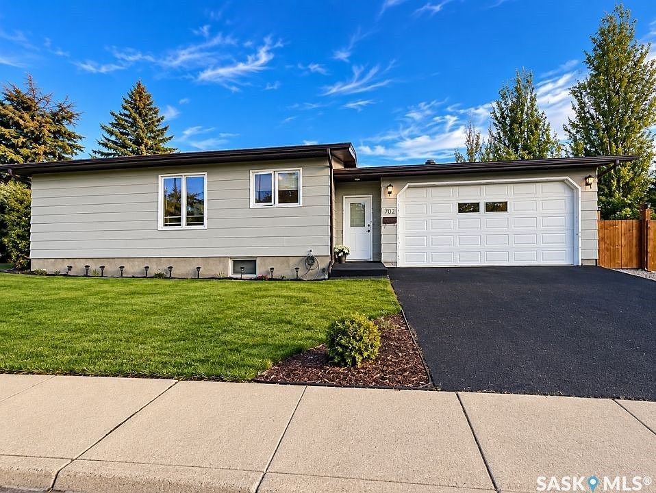 1st image of 302 Cowie Crescent