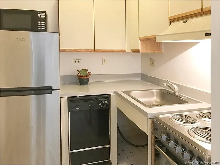 124 Court St #405 — Photo 4