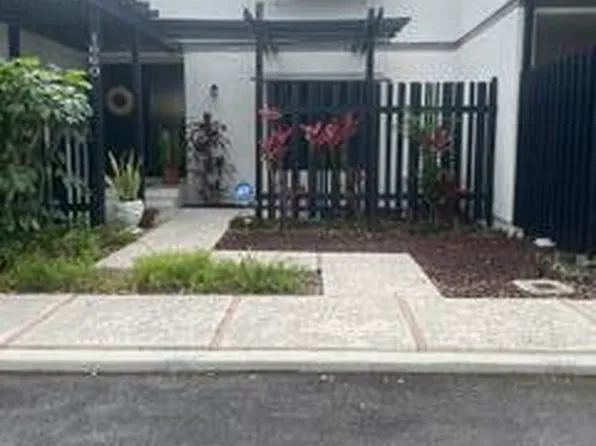 1660 W Golfview Dr, Hollywood, FL 33026