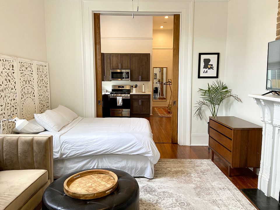 Overview of front room and entrance