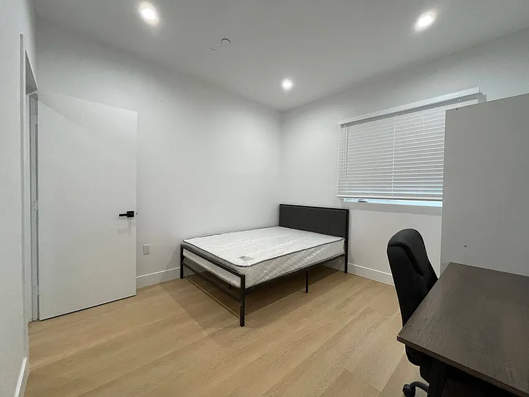 1340 W 37th St #1342-1/4 — Photo 10