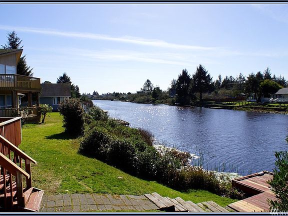 4th image of 379 Canal Dr SE