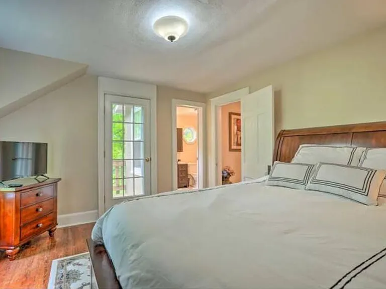 502 S George St — Photo 6