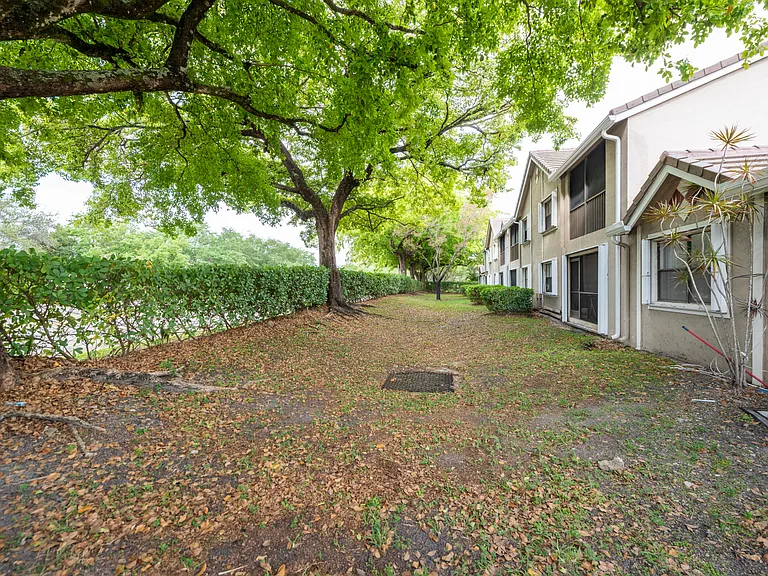 9641 Riverside Dr #F1 — Photo 15