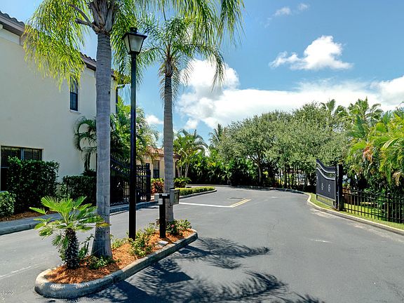 3rd image of 706 Lanai Cir #706