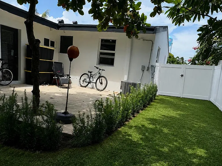 118 SW 7th St — Photo 3